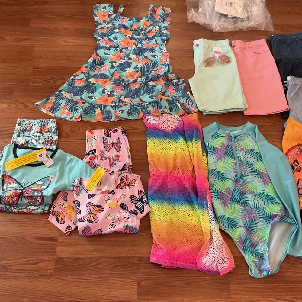 **SOLD ** Colorful Kids Clothing Bundle - Picture 15 of 16